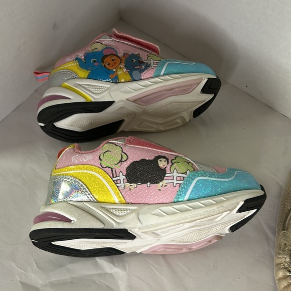 Girls size 9 tennis shoes a shoes and slippers - Picture 3 of 6